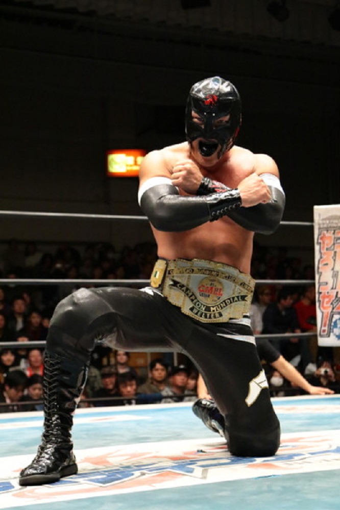 FOTO NJPW: Atleta della federazione conquista Titolo CMLL.