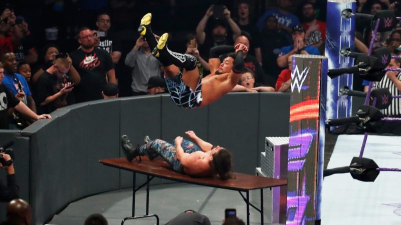 FOTO: Superstar WWE attacca i fan che guardano lo smartphone durante i match “statevene a casa!”