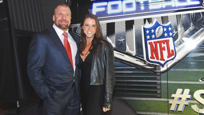 FOTO: Triple H omaggia i vincitori del Super Bowl con un titolo WWE personalizzato
