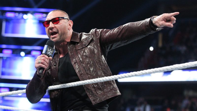 FOTO: Rimpatriata per Batista nel backstage di SmackDown, abbracci e sorrisi per lui