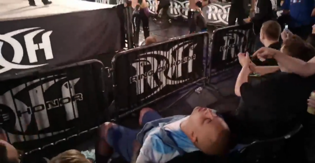 VIDEO: Un fan in prima fila si addormenta durante ROH Summer Supercard