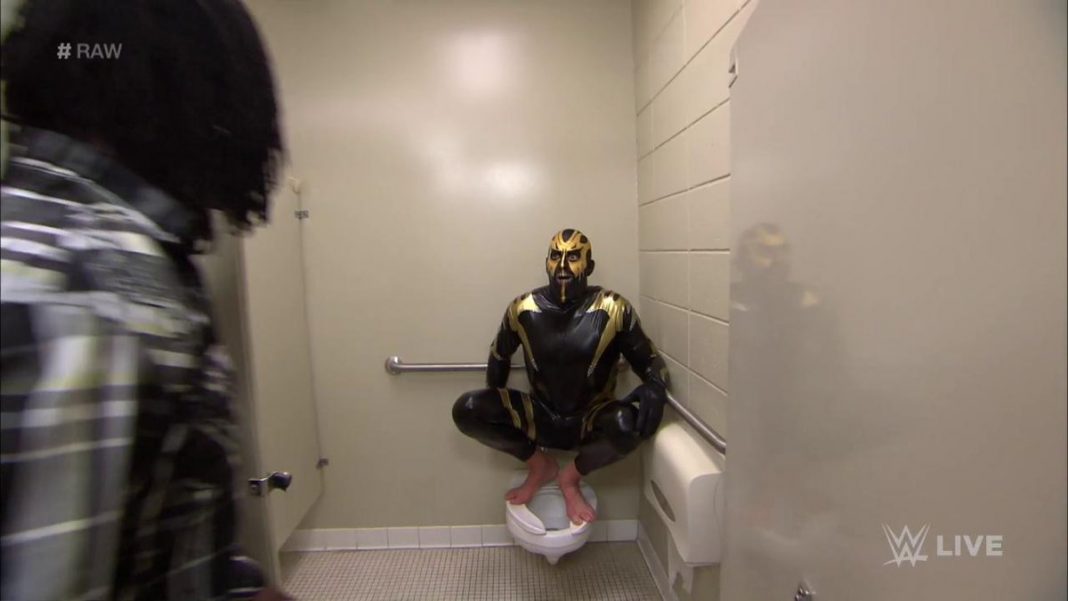 WWE: Fan arrestato per aver filmato agenti di polizia nei bagni durante Raw