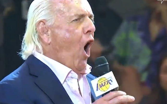 WWE: Ric Flair scende in campo durante la partita dei Lakers