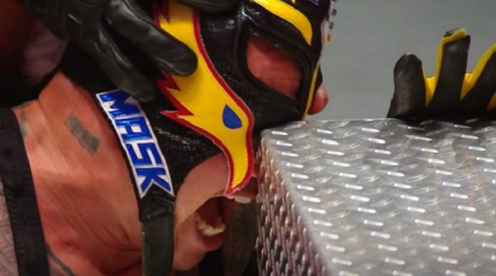WWE: Rey Mysterio e Seth Rollins dovranno davvero estrarre un occhio per vincere
