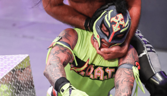 WWE: Rey Mysterio ha subìto un serio taglio alla testa durante RAW