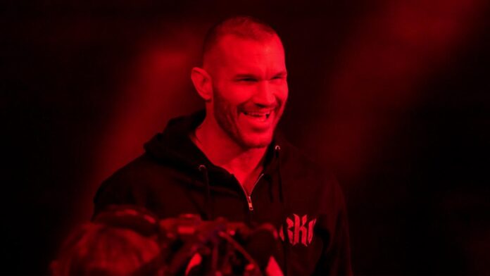 Wrestler AEW chiede: “Qualcuno caghi nella mia borsa”, Randy Orton risponde all’appello