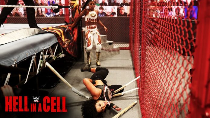 WWE: Match nella gabbia durissimo tra Bianca Belair e Bayley, ecco chi ha vinto