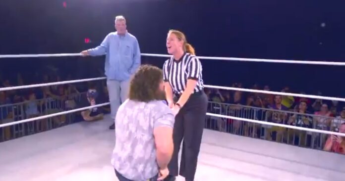 VIDEO: Wrestler AEW fa la proposta di matrimonio ad un arbitro durante uno show