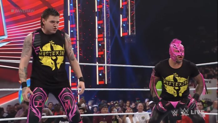WWE: Rey e Dominik Mysterio tornano a Raw e si vendicano di Veer Mahaan
