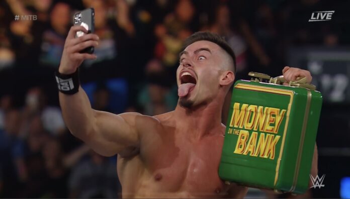WWE: Una serata irreale! Theory perde il titolo US, viene aggiunto al Ladder Match e vince il Money in The Bank!