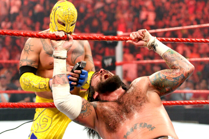 WWE: Rey Mysterio conserva ancora dei capelli di CM Punk dal match del 2010