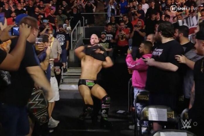 WWE: Dexter Lumis interrompe un match e rapisce The Miz