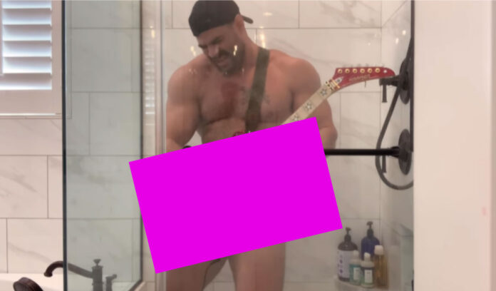 VIDEO: Rick Boogs suona la chitarra nudo sotto la doccia