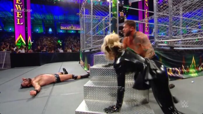 WWE: Scarlett le prova tutte per aiutare Karrion Kross nella gabbia, finale all’ultimo respiro