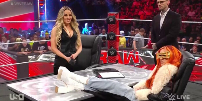 WWE: Acceso confronto tra Becky Lynch e Trish Stratus alla firma del contratto per il loro match a Night Of Champions