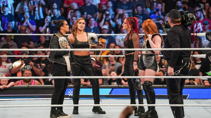 WWE: Tra due settimane le cinture di coppia femminili verranno unificate