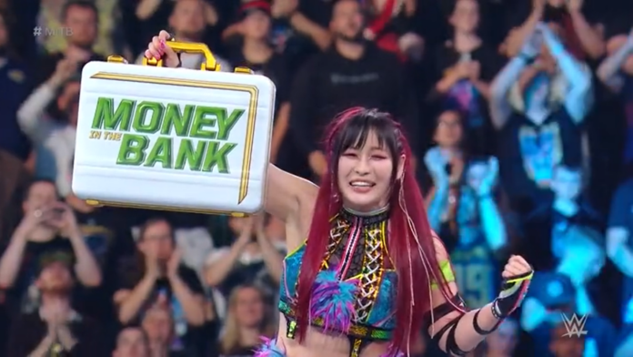 WWE: Curioso traguardo per Iyo Ski, solo Carmella ha detenuto il Money In The Bank più a lungo