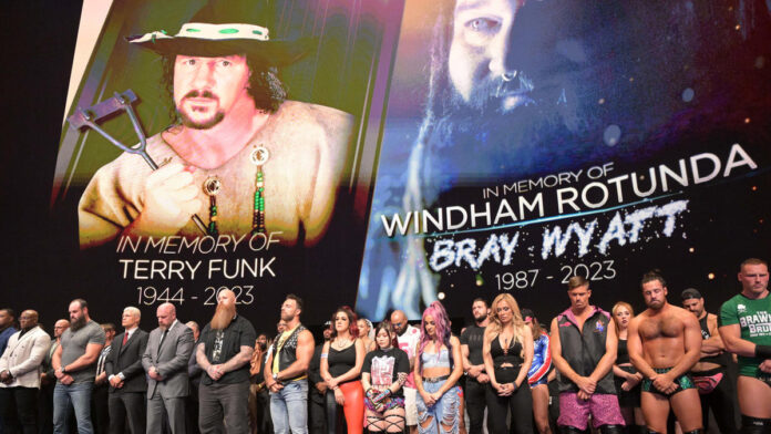 VIDEO: In apertura di SmackDown un commovente ricordo di Bray Wyatt e Terry Funk
