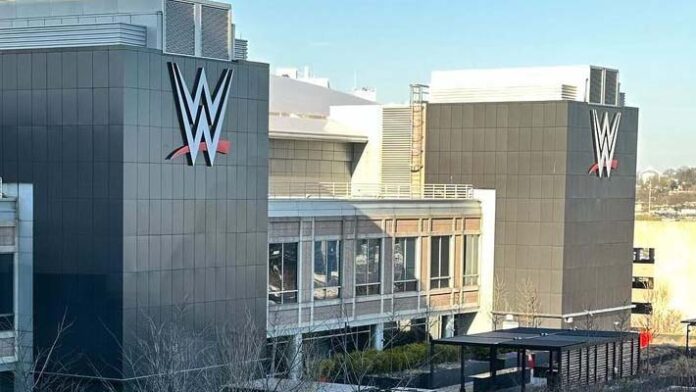 FOTO: Un gigantesco WWE Championship si erge davanti alla sede di Stamford