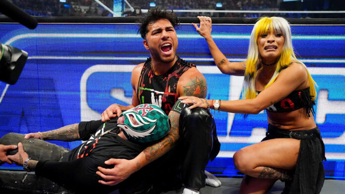 WWE: Santos Escobar perde la testa dopo le accuse di Carlito e attacca Rey Mysterio