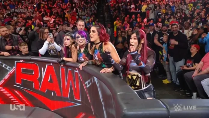 WWE: Il team femminile di SmackDown prende di sorpresa le Damage CTRL a Monday Night RAW.
