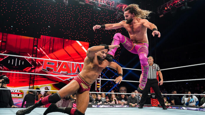 WWE: Rollins non molla il suo titolo. Mahal sfiora il colpaccio con Priest sempre sullo sfondo