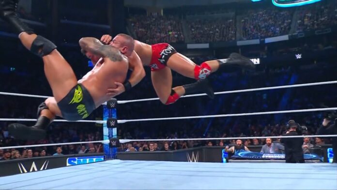 WWE: Austin Theory e Randy Orton trasformano un possibile botch in un bellissimo spot