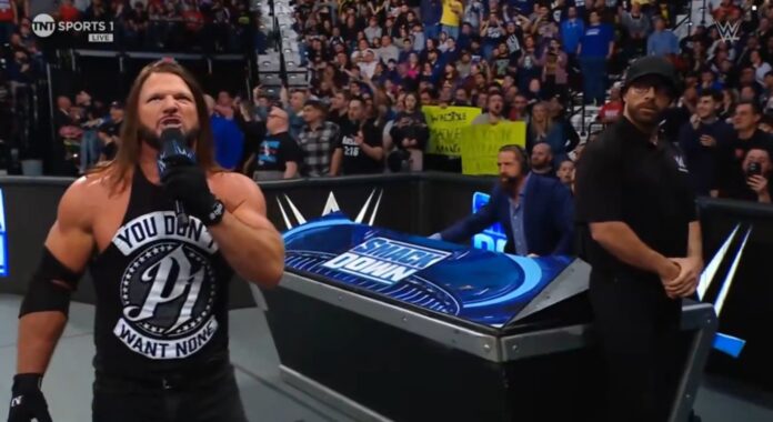 WWE: La caccia di LA Knight prosegue a SmackDown, AJ Styles costretto a fuggire tra il pubblico