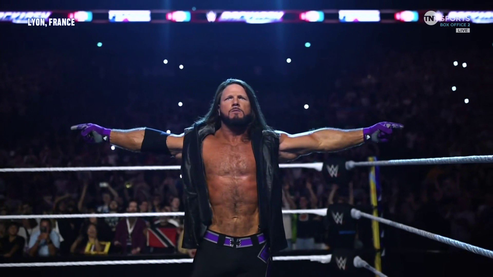 WWE: AJ Styles esce dal personaggio e ringrazia il pubblico francese per il suo coro