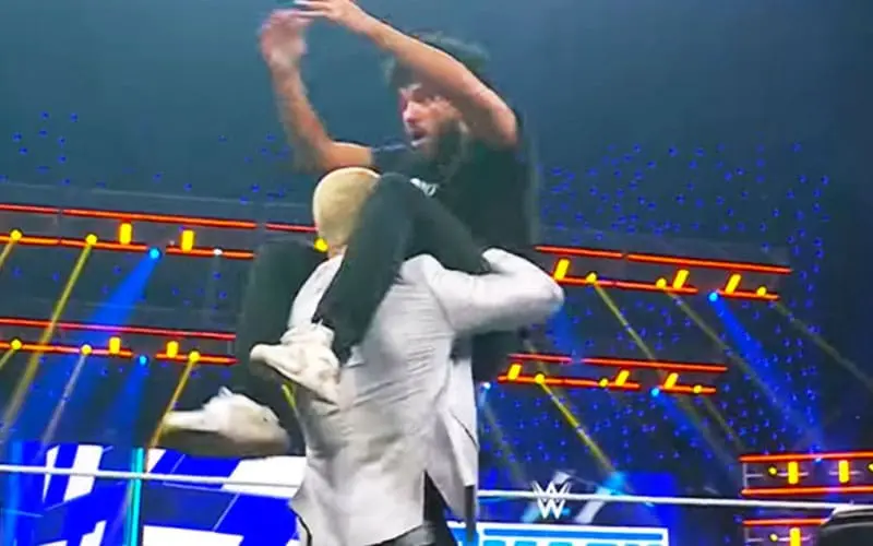 WWE: Il “lacchè” di Logan Paul schiantato sul tavolo da Cody è un campione indie
