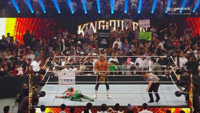WWE: Cody Rhodes batte Logan Paul nonostante le scorrettezze di quest’ultimo