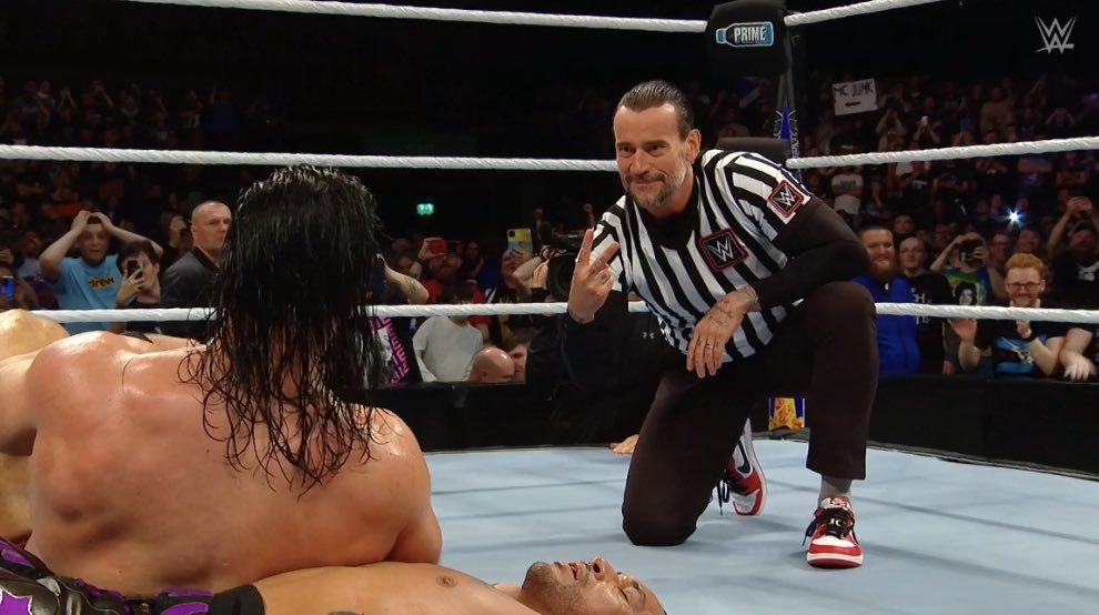 CLASH AT THE CASTLE: CM Punk si “traveste” da arbitro e frega Drew McIntyre! Damian Priest ne approfitta e rimane campione