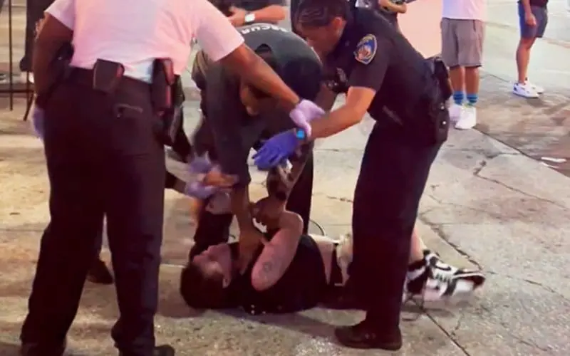 VIDEO: Fan ubriaco espluso da Raw dalla sicurezza