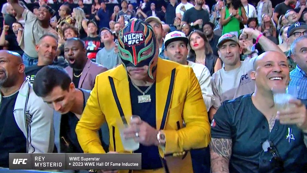 VIDEO: Rey Mysterio regala la sua maschera a Dana White dopo UFC 306