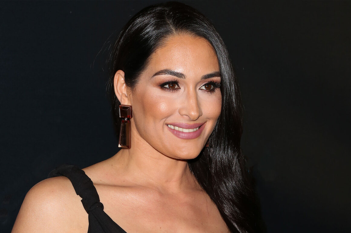 Nikki Bella chiede un’ordinanza restrittiva contro il marito Artem Chigvintsev a seguito delle accuse di violenza domestica