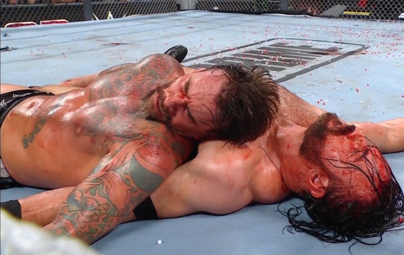 WWE BAD BLOOD: CM Punk trionfa nella gabbia dopo un sanguinoso Hell in a Cell