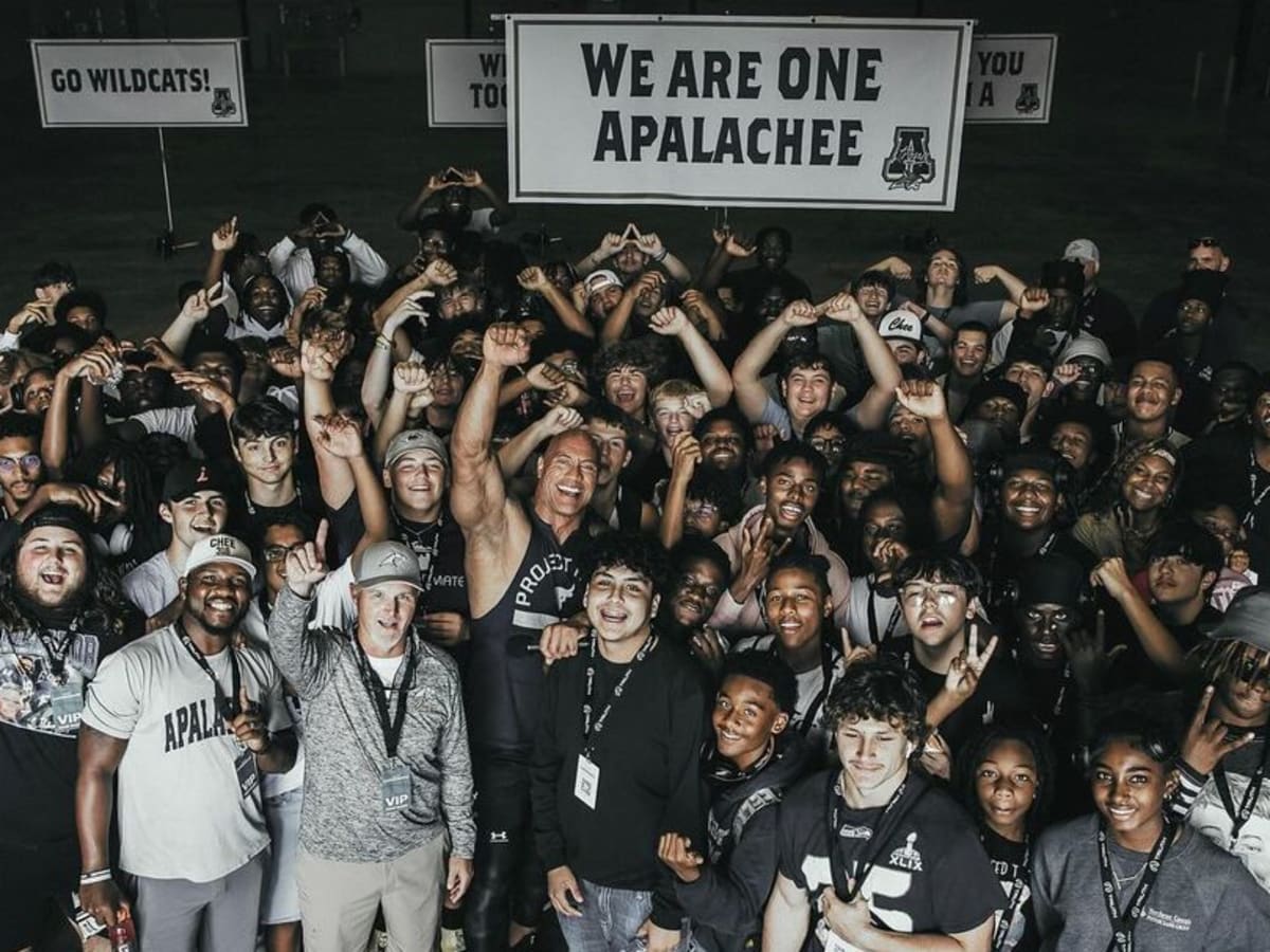 WWE: The Rock motiva la squadra di football dell’Apalachee High dopo la tragica sparatoria a scuola