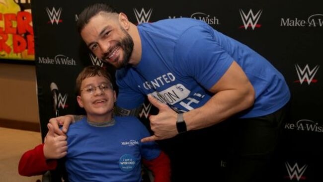 WWE: Roman Reigns ha fatto un’apparizione a sorpresa per esaudire i desideri dei bambini di Make A Wish