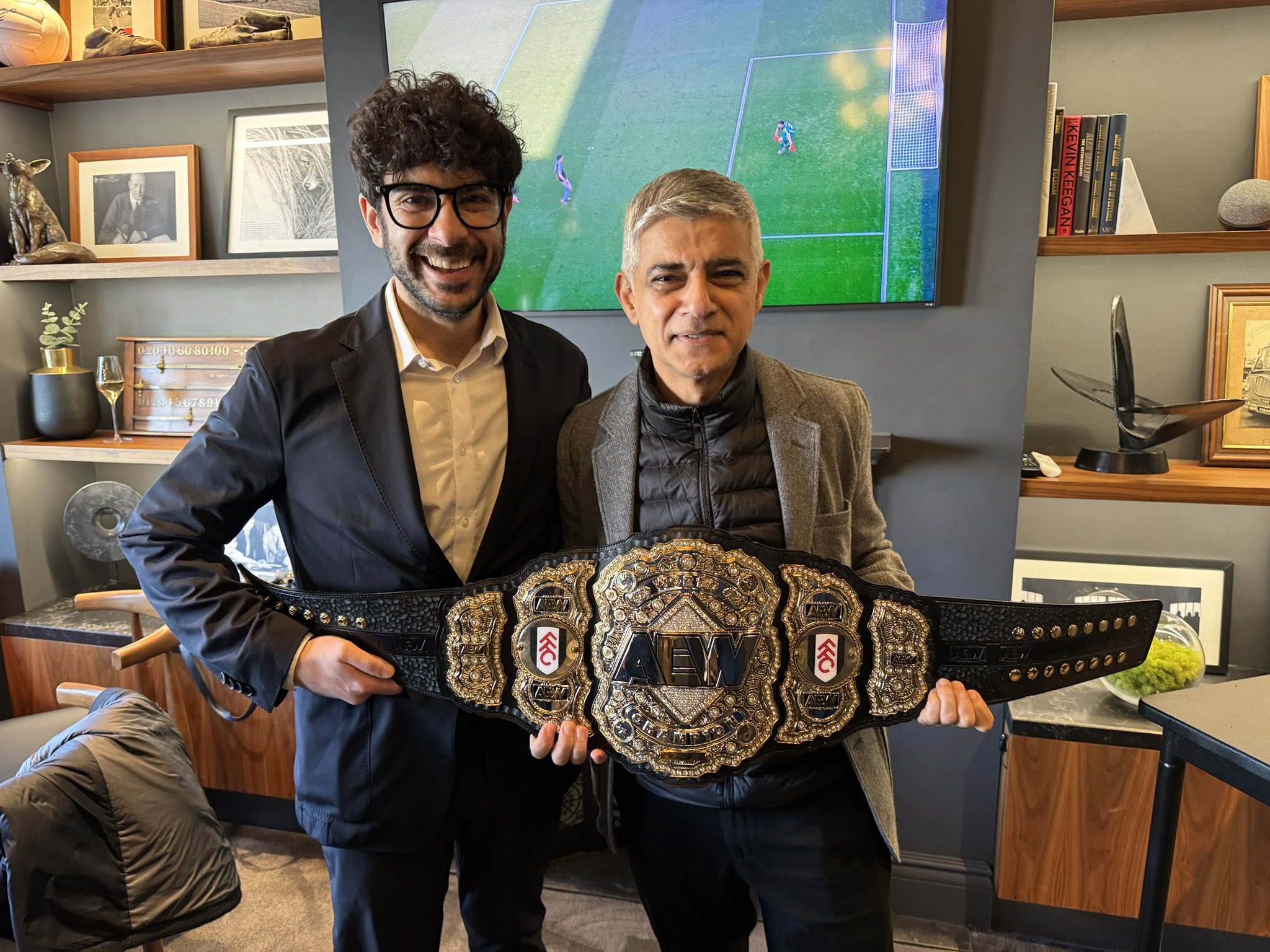 AEW: Tony Khan regala al sindaco di Londra, Sadiq Khan, una cintura personalizzata del titolo mondiale AEW