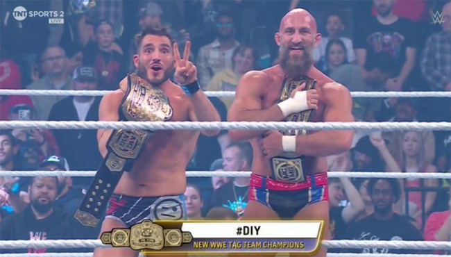 WWE: Johnny Gargano celebra la controversa vittoria dei titoli di coppia a SmackDown