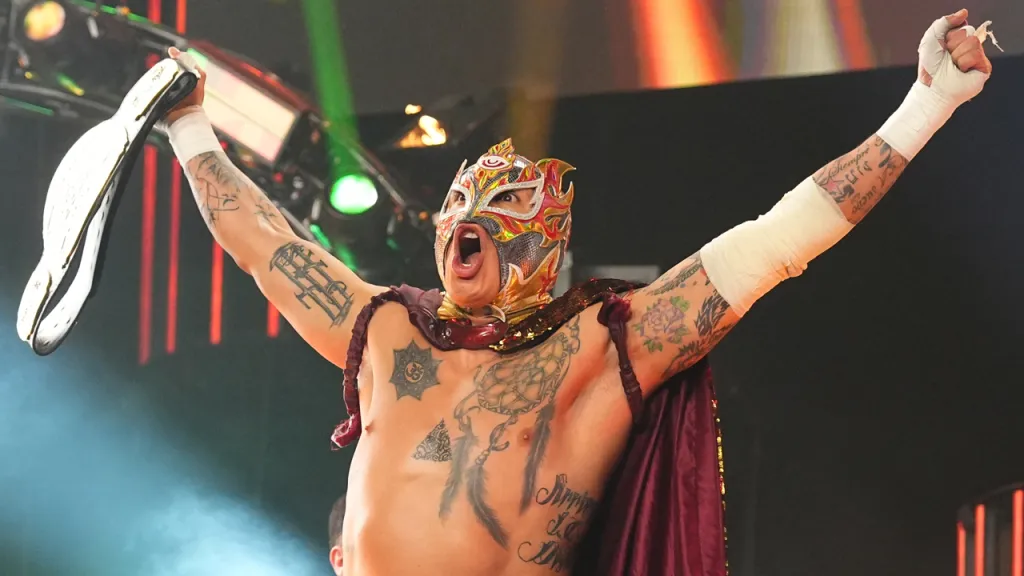 AEW: Tweet criptici di Rey Fenix rivolti alla compagnia