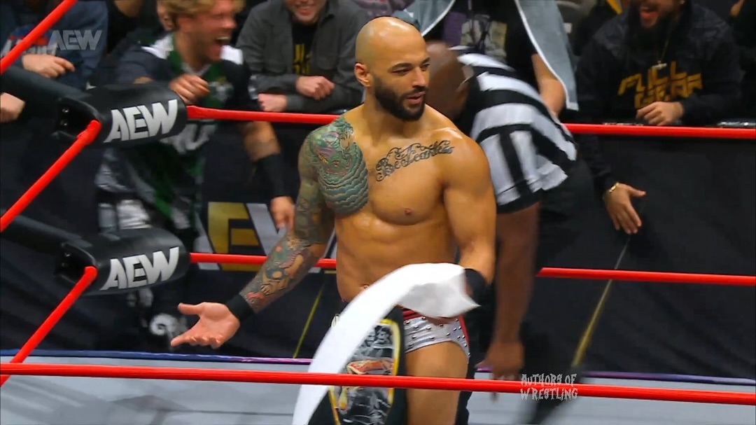 AEW: Christmas Collision: I fan accolgono Ricochet con rotoli di carta igienica