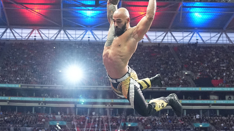 AEW: Ricochet umiliato da un fan in una epica tweet battle