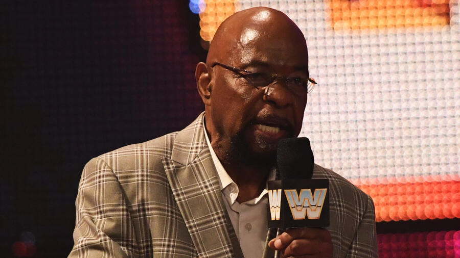 Teddy Long spiega come avrebbe affrontato Seth Rollins a Raw:”Se fai qualcosa a me, ho il potere di licenziarti”