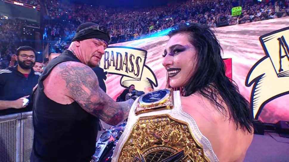 WWE: Rhea Ripley distrugge Liv Morgan, riconquista la cintura e poi festeggia con l’Undertaker