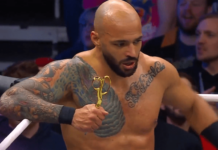 AEW: Ricochet pronto a colpire AR Fox con le forbici, Swerve Strickland interviene
