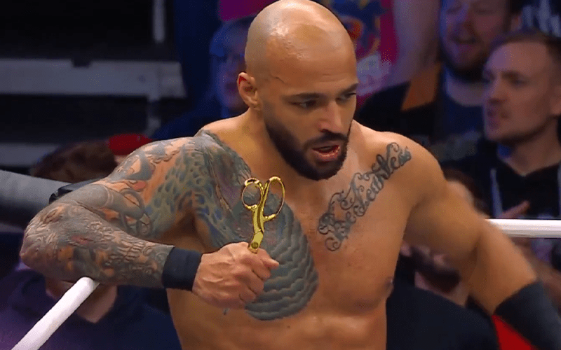 AEW: Ricochet pronto a colpire AR Fox con le forbici, Swerve Strickland interviene