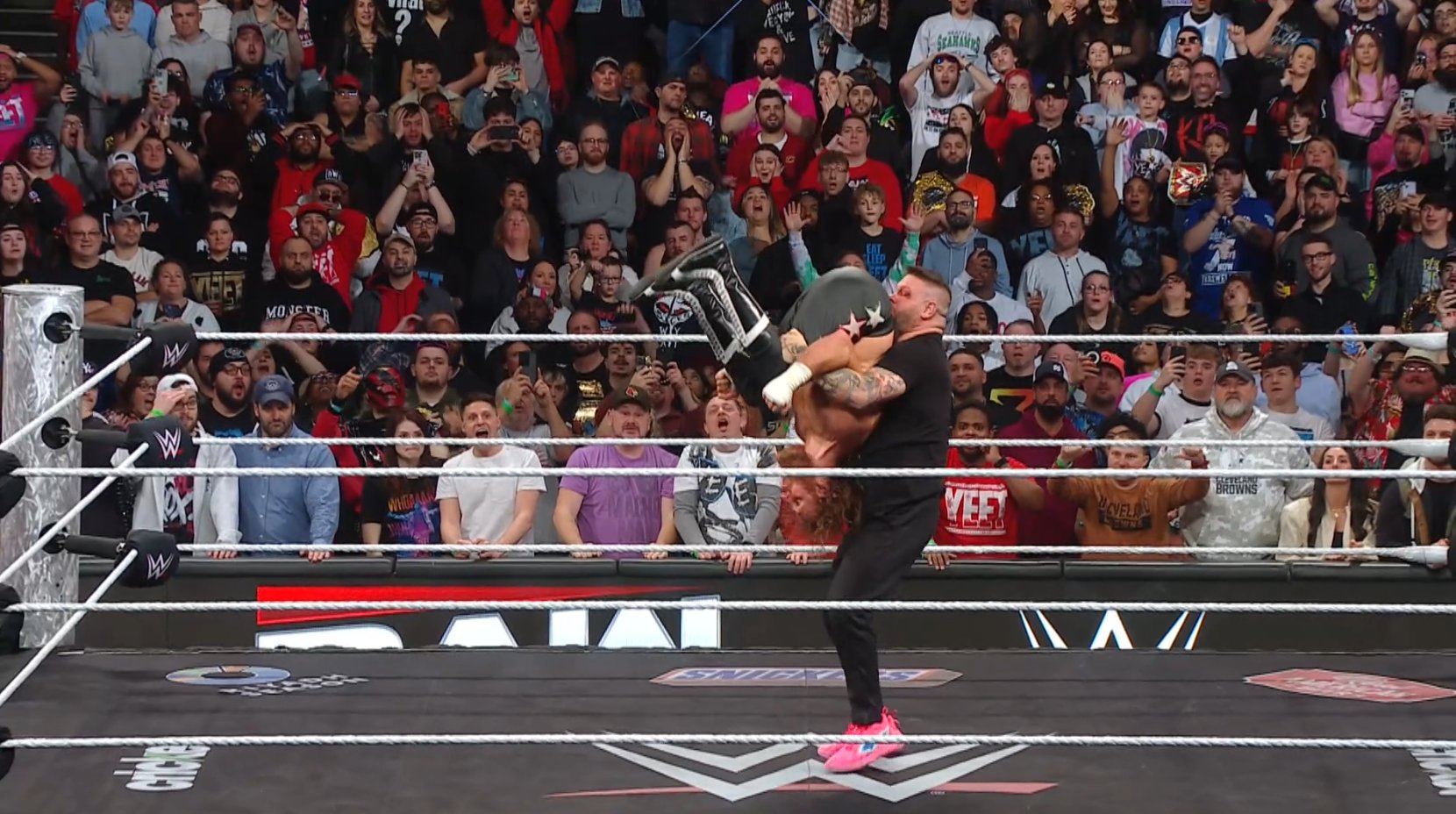 WWE: La furia di Kevin Owens si abbatte su Sami Zayn, messo fuori gioco con il Package Piledriver