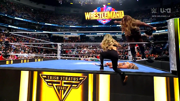 WWE: Trish Stratus torna a SmackDown, ma viene attaccata da Nia Jax